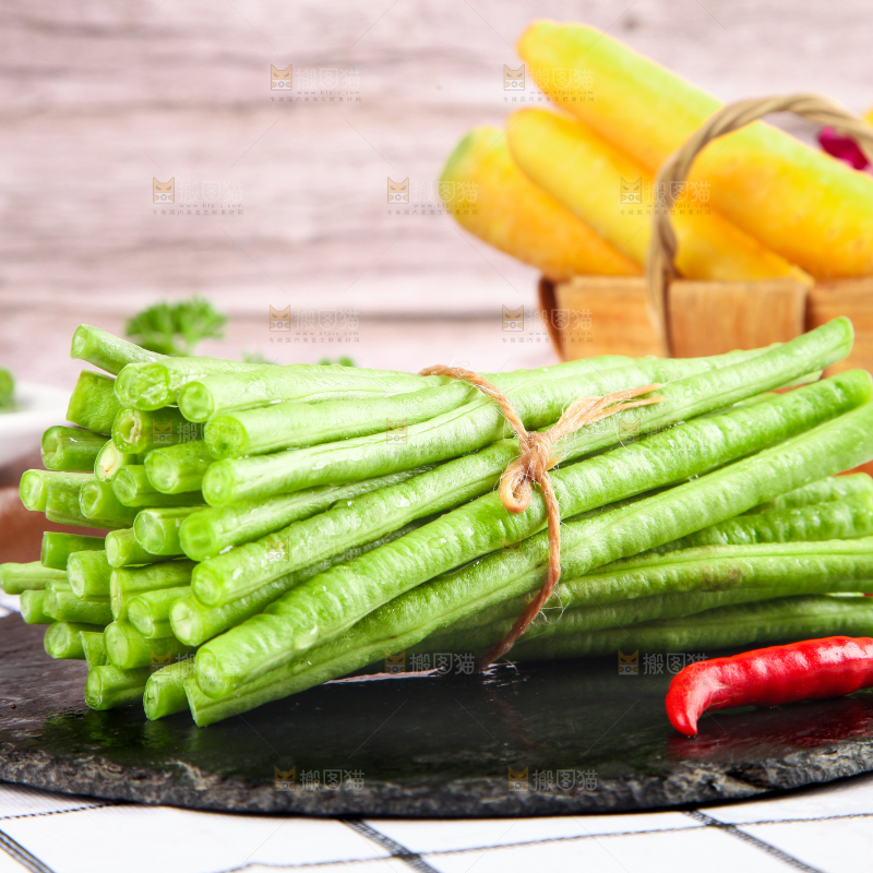 盘子里装着豇豆角