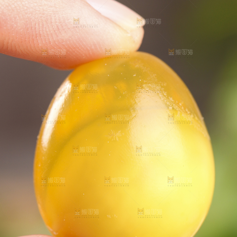 手里拿着珍珠小皮蛋
