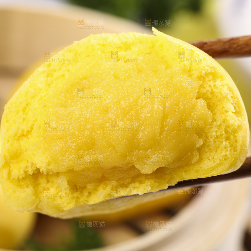 蒸笼里装着卡通小黄人包子