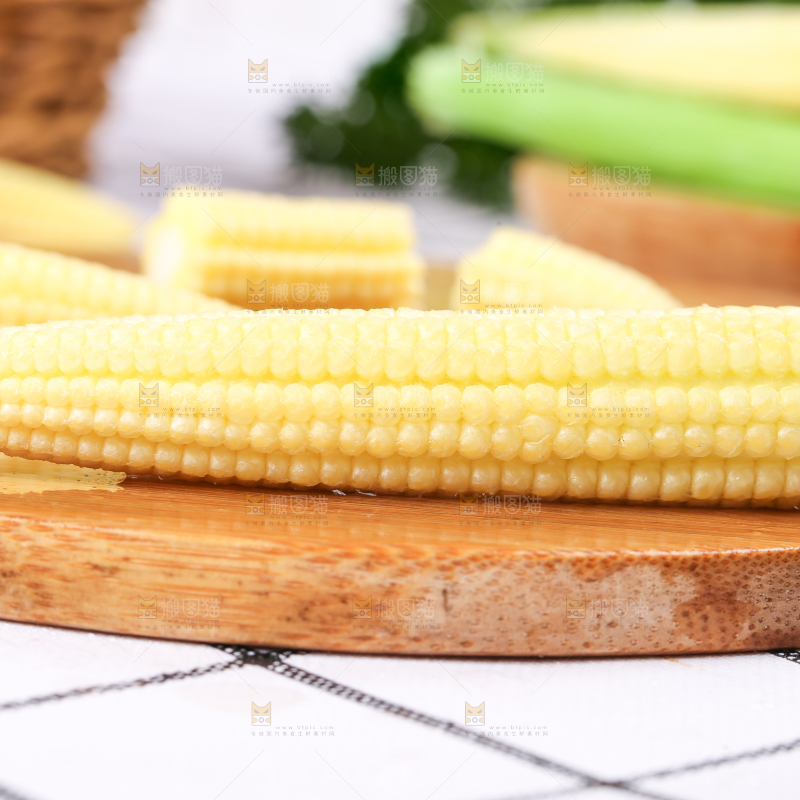 木板上放着水果玉米笋