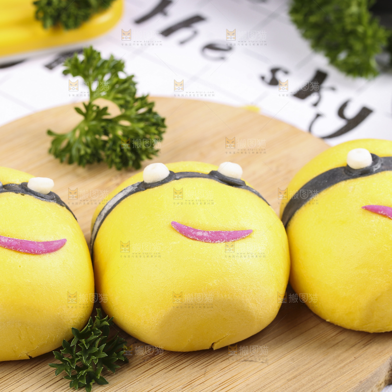 木板上放着卡通小黄人包