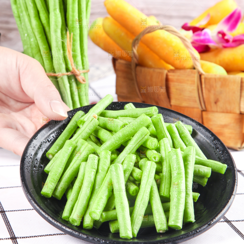盘子里装着豇豆角