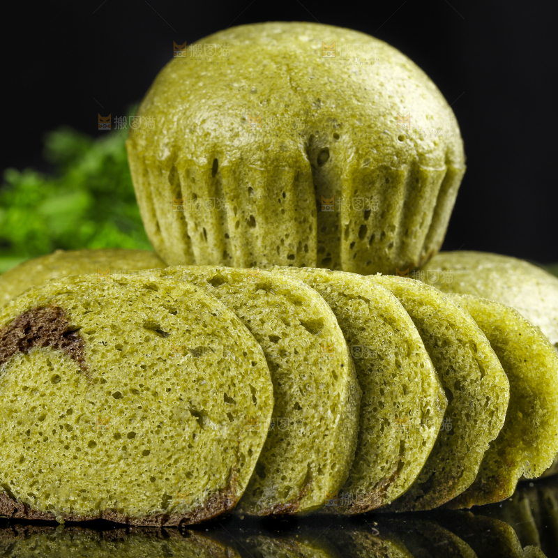 石板上放着抹茶巧克力马拉糕