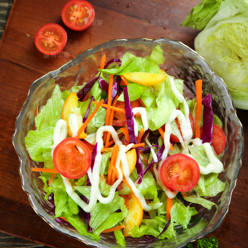 碗里装着生菜沙拉
