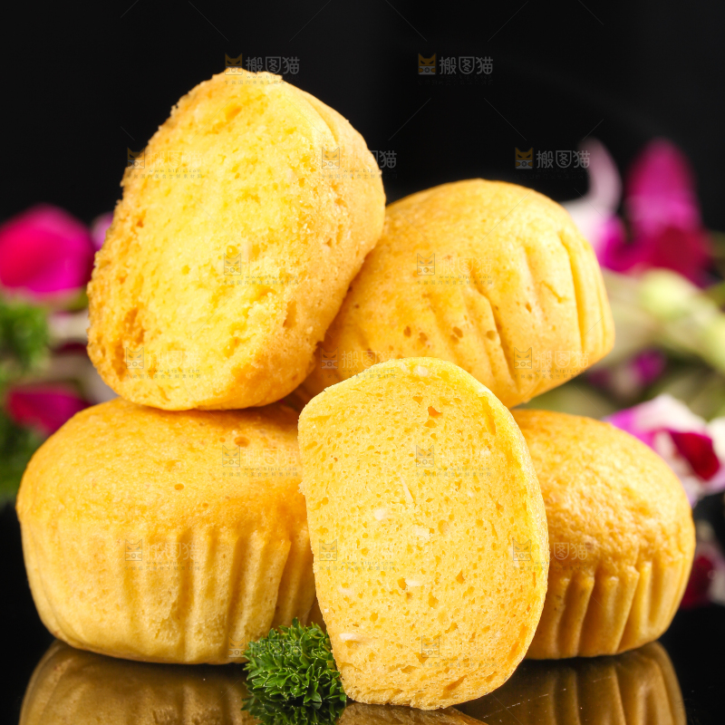 黑石板上放着广式马拉糕