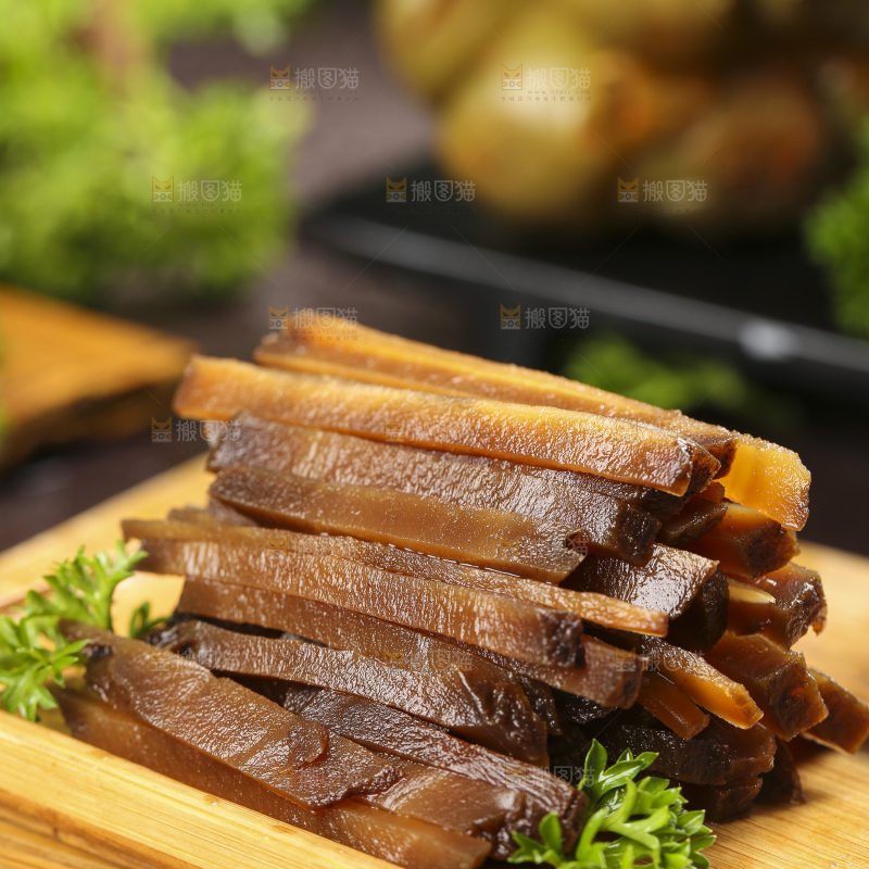 木板上放着咸菜条