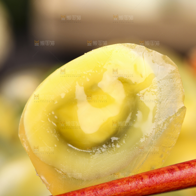 筷子上夹着珍珠小皮蛋