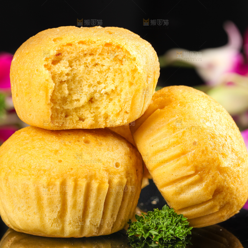 黑石板上放着广式马拉糕