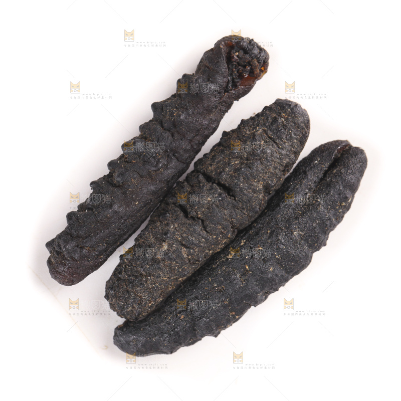 白底上摆放着干刺参