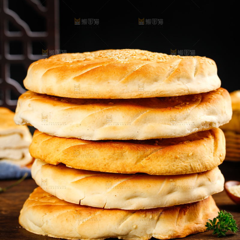木板上放着芝麻烧饼