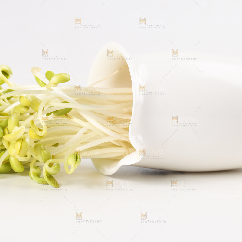 瓶子里放着黄豆芽