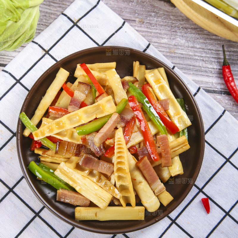 盘子里装着竹笋烧肉