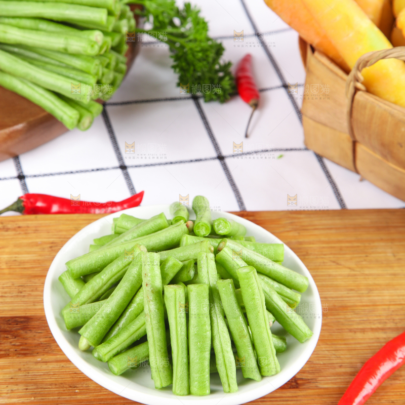 盘子里装着豇豆角