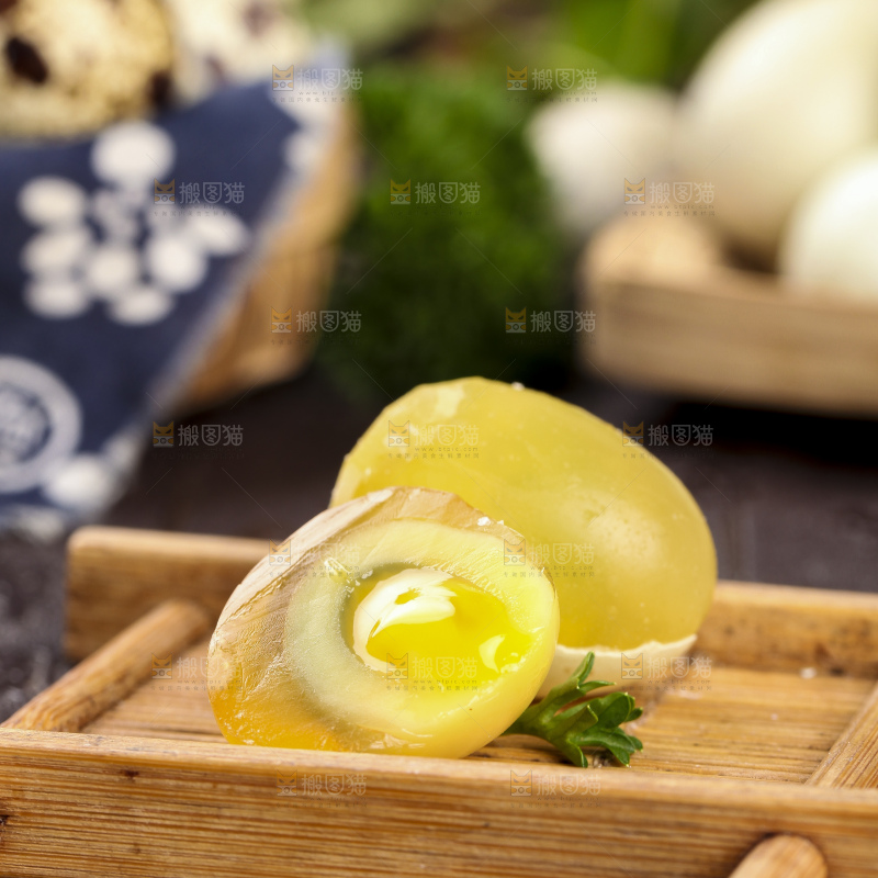 木板上的溏心小皮蛋