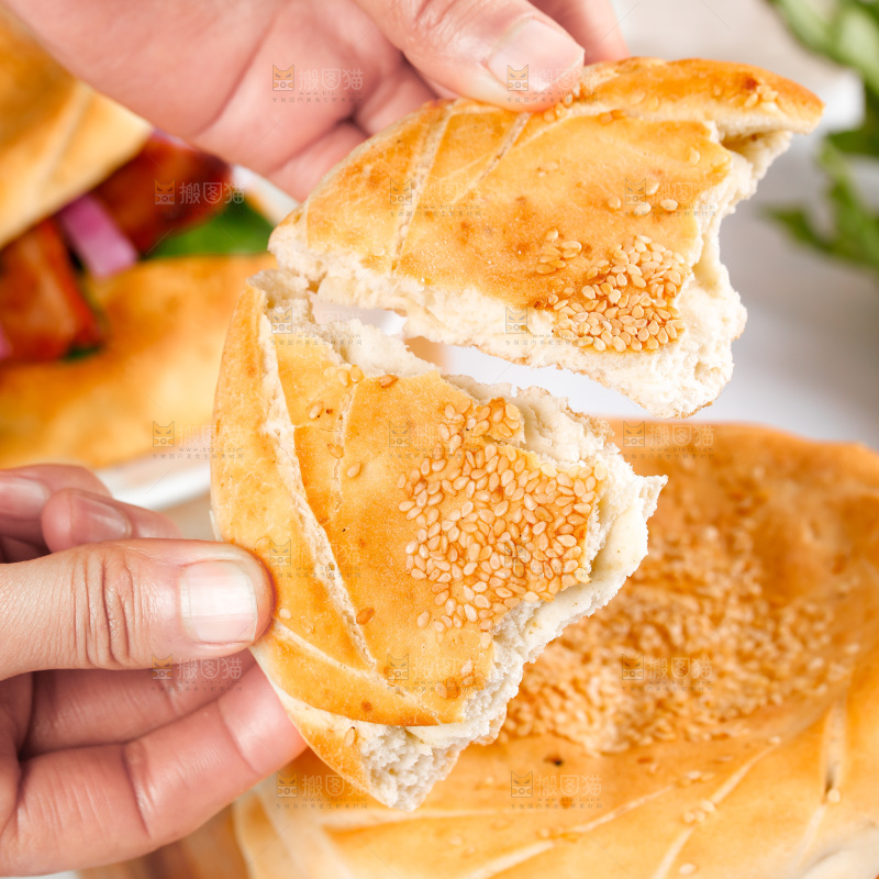 手里拿着手工烧饼
