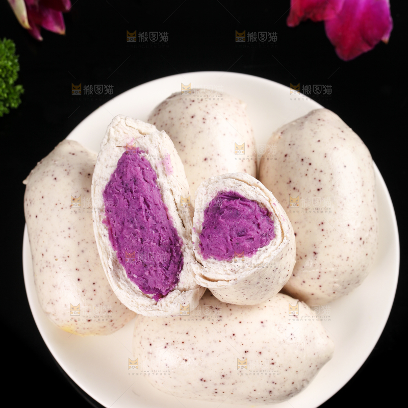 石板上摆放着紫薯馅包子