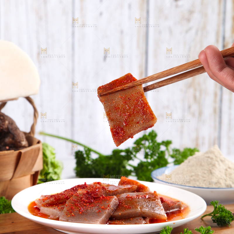 盘子里装着凉拌魔芋豆腐