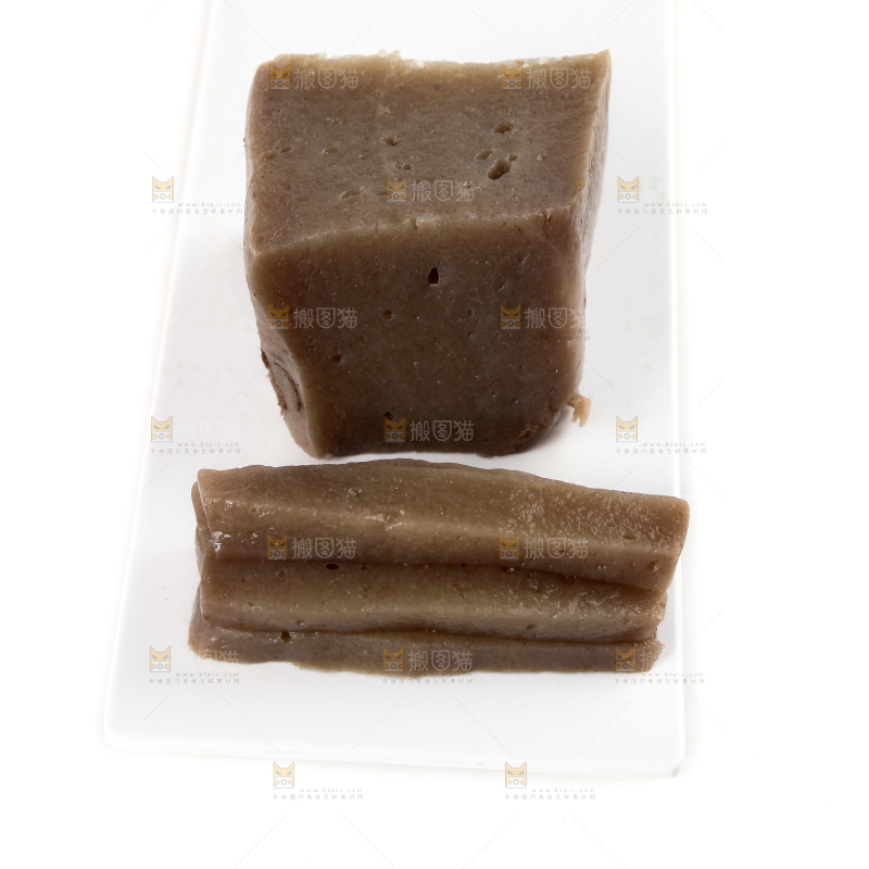 白底上放着一盘魔芋豆腐