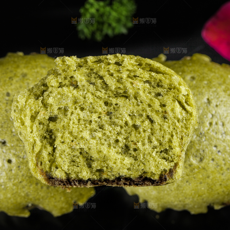 石板上放着抹茶巧克力马拉糕