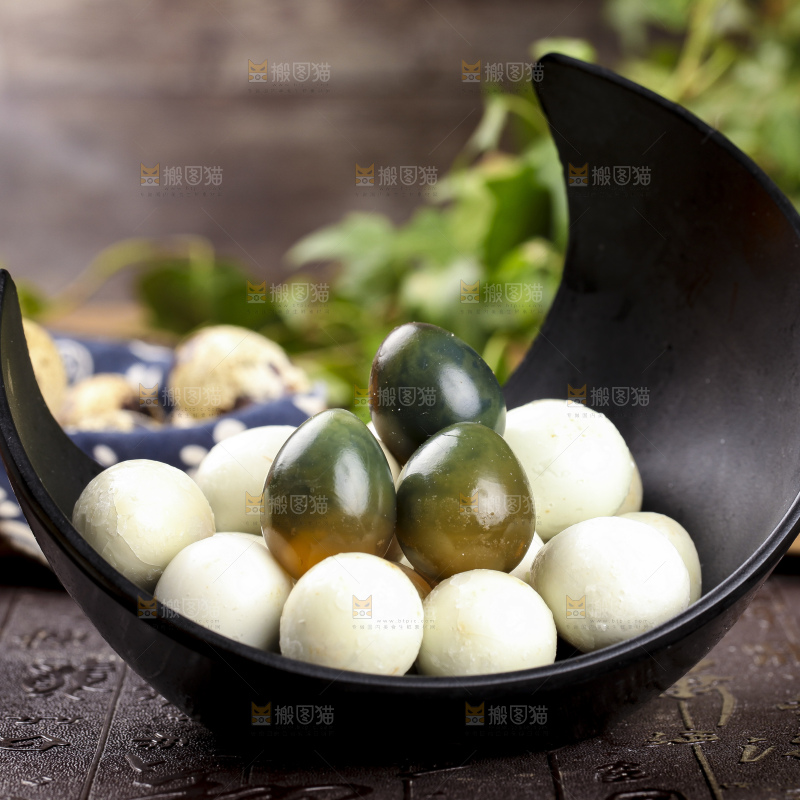 盘子里装着溏心珍珠小皮蛋