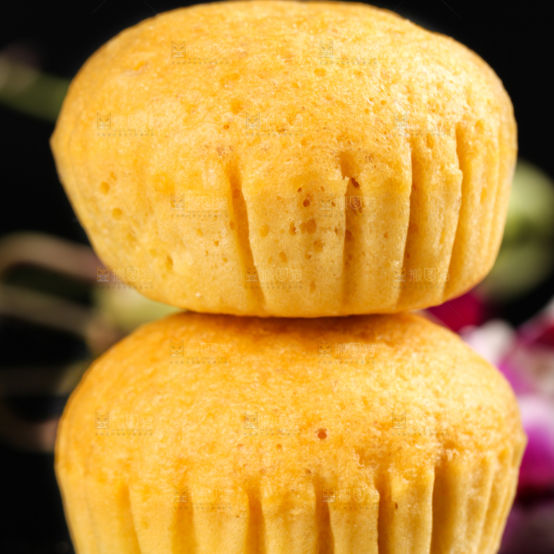 黑石板上放着广式马拉糕