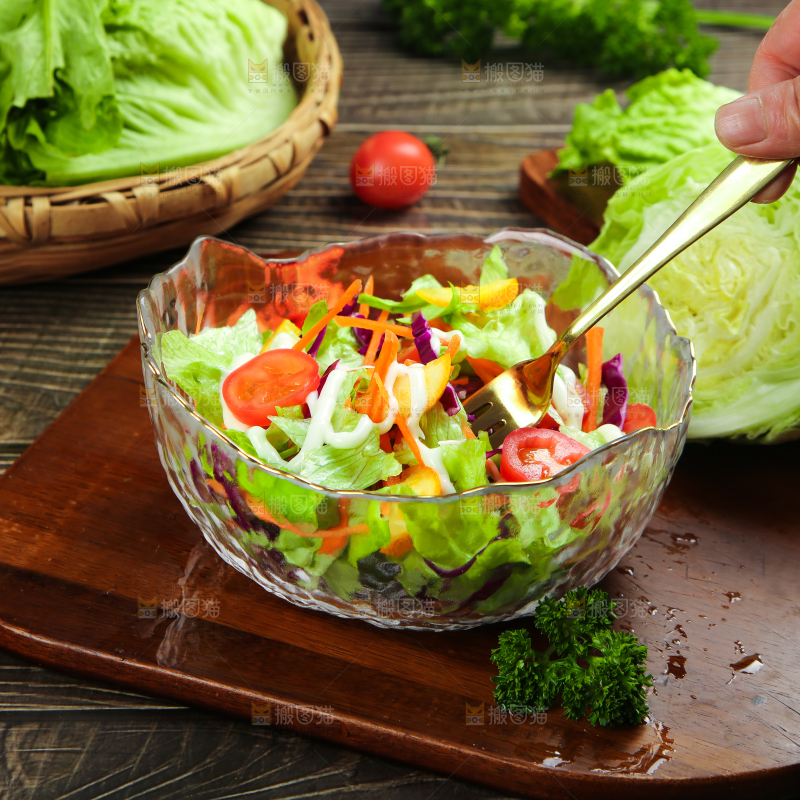 碗里装着生菜沙拉
