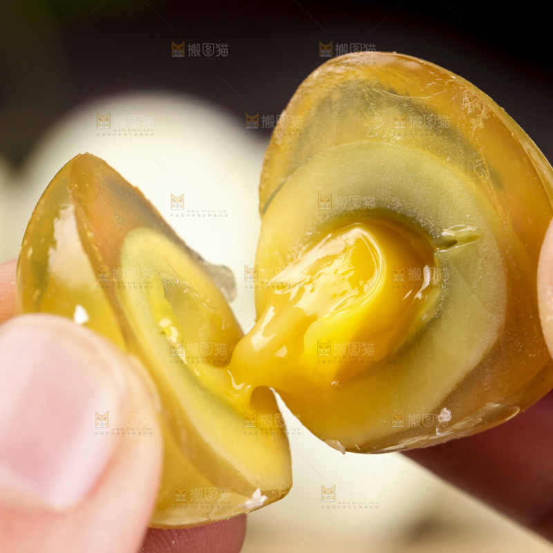 手里拿着珍珠小皮蛋