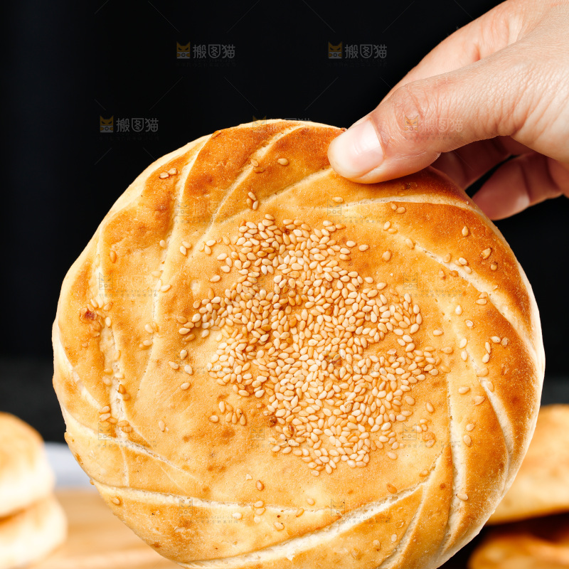手里拿着吊炉烧饼