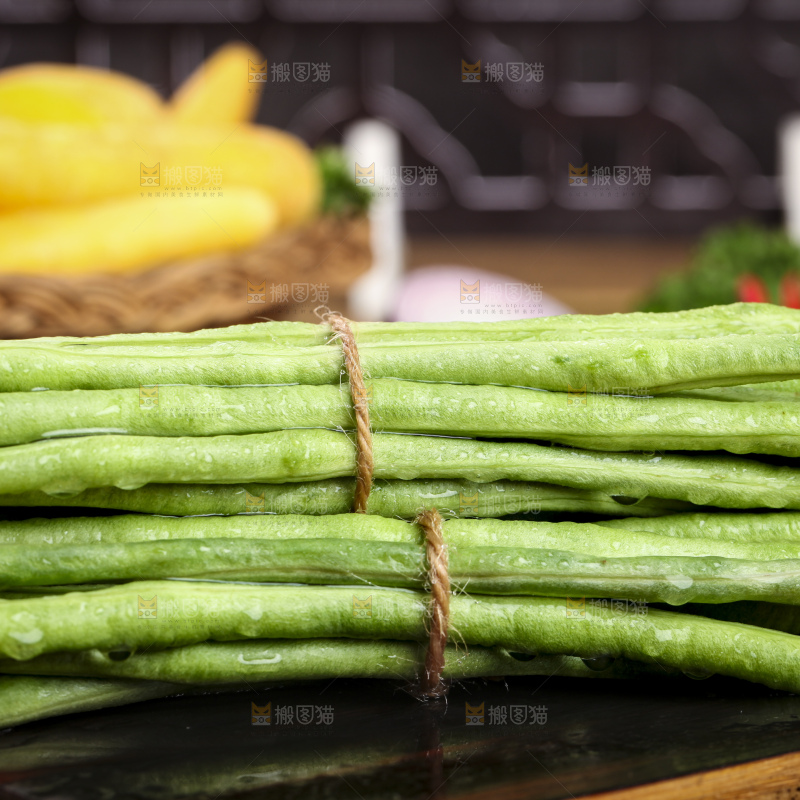 木板上放着一盘新鲜豆角