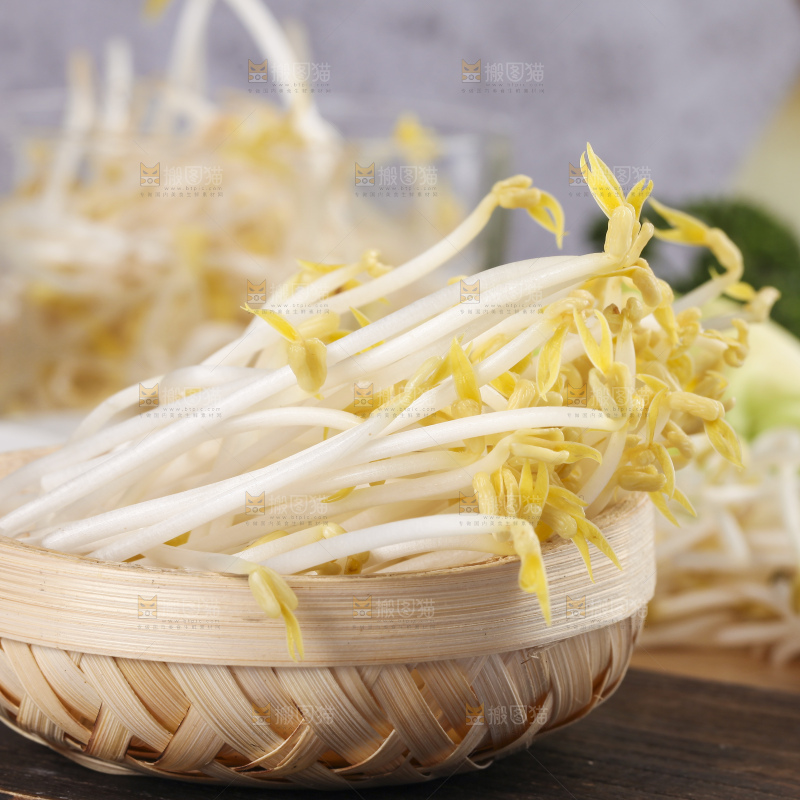 木板上的嫩豆芽