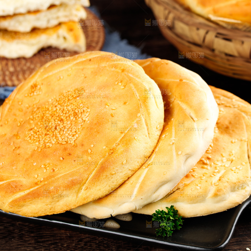 木板上放着芝麻烧饼