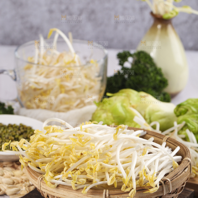 木板上的嫩豆芽