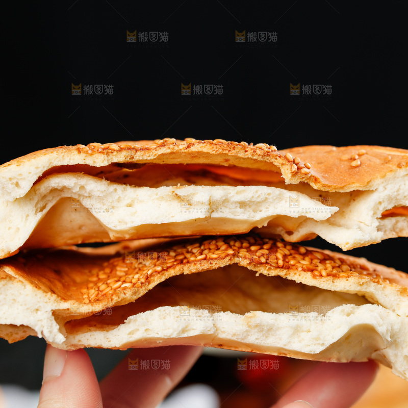 手里拿着吊炉烧饼