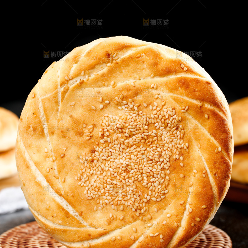 手里拿着吊炉烧饼