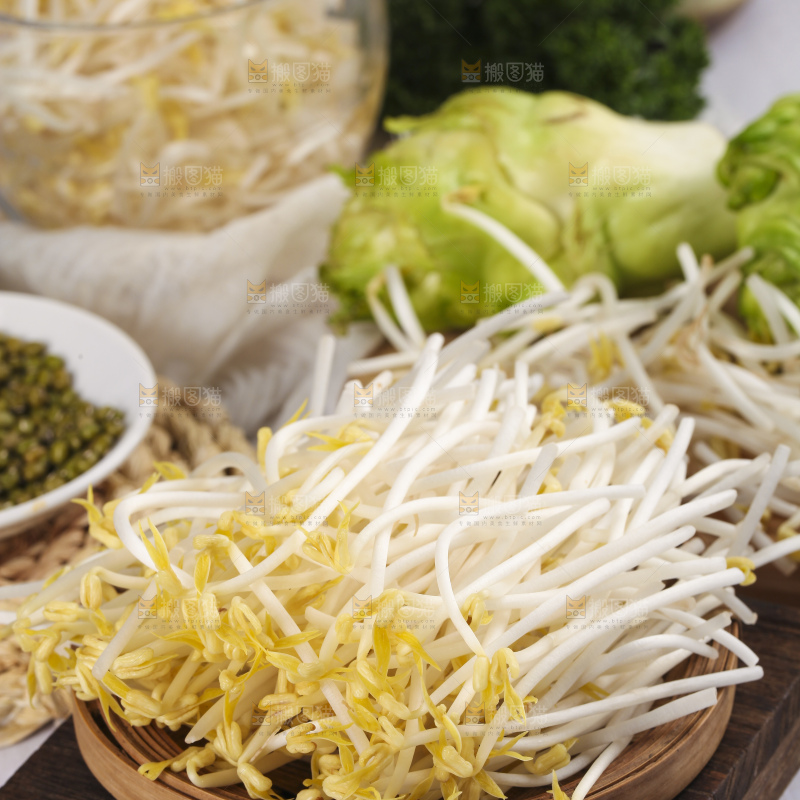 木板上的嫩豆芽