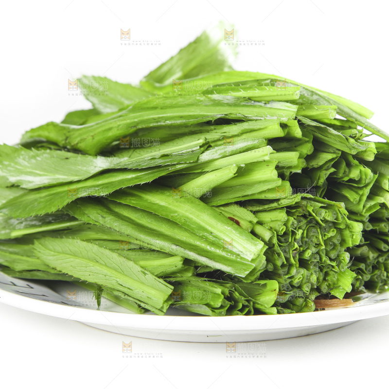 一盘切开的刺香菜放在白底上