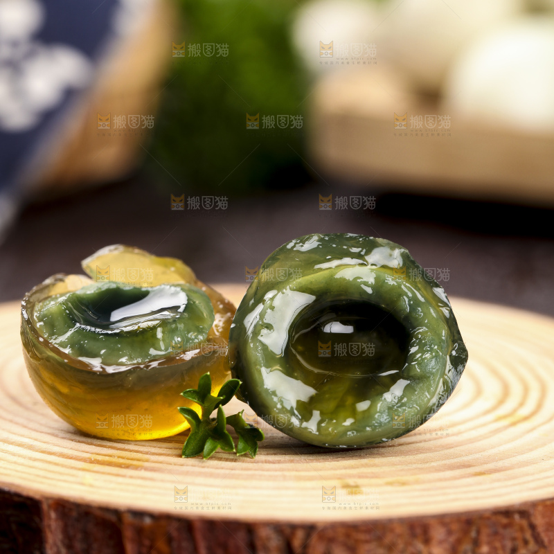 木板上的溏心小皮蛋