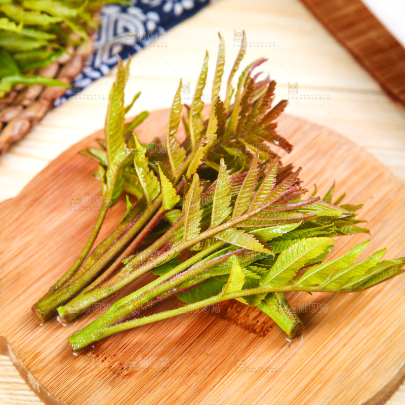 木板上放着沂蒙山香椿芽