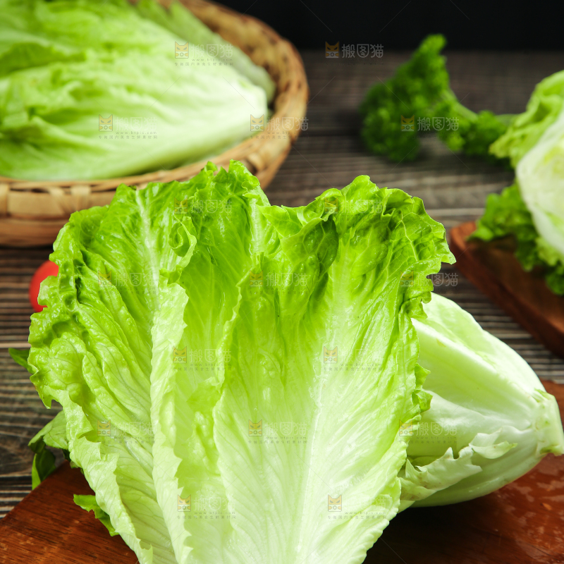 木板上放着新鲜生菜