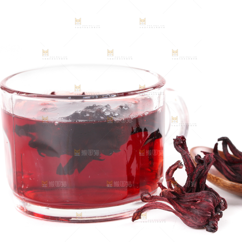 白底上放着一杯洛神花茶