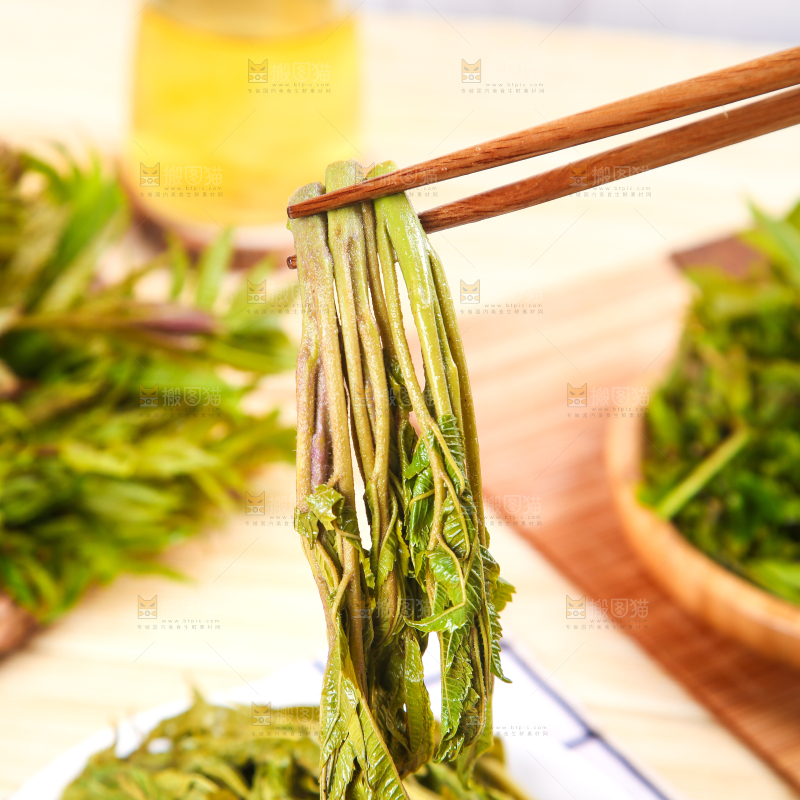 筷子夹着香椿芽