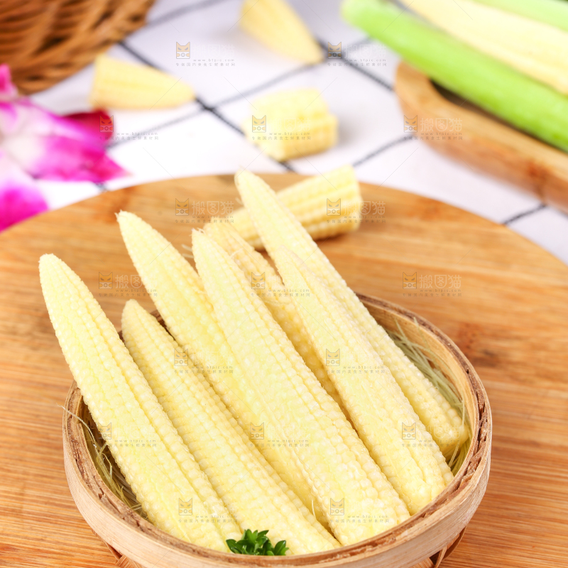 木板上放着水果玉米笋