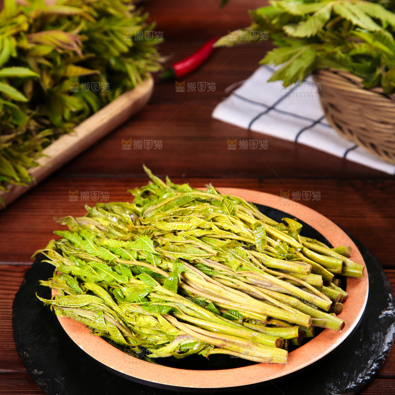 木底上放着一盘野生香椿芽