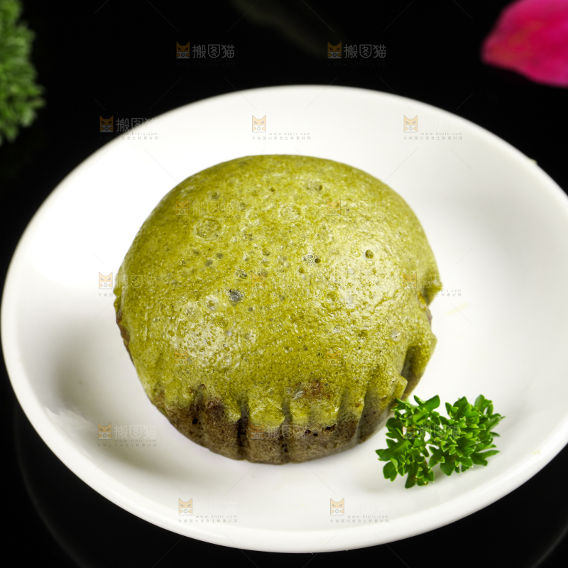 盘子里装着马拉糕