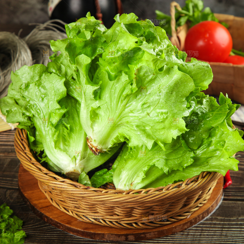 木底上放着一筐新鲜生菜