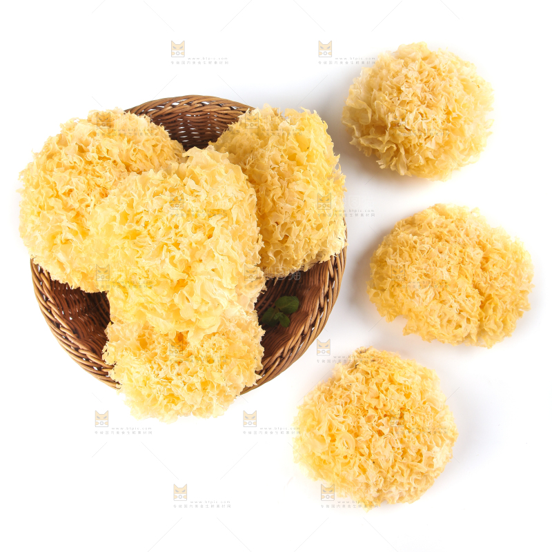 一筐糯银耳放在白底上