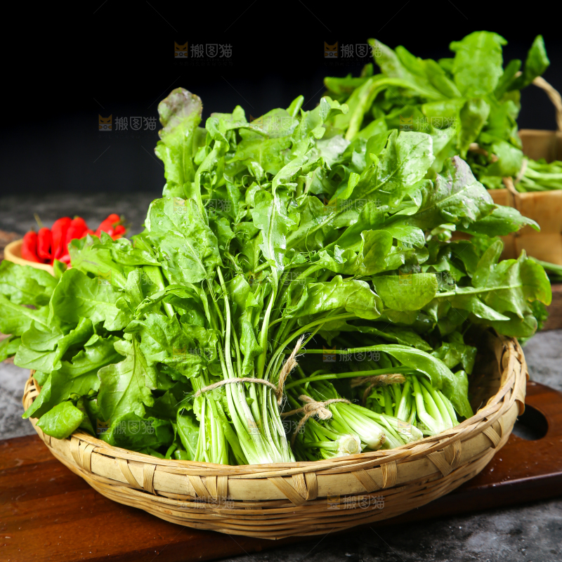 篮子里装着芥菜