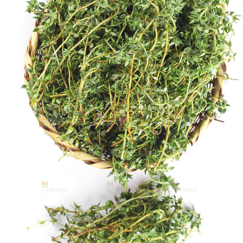 白底上放着一筐百里香