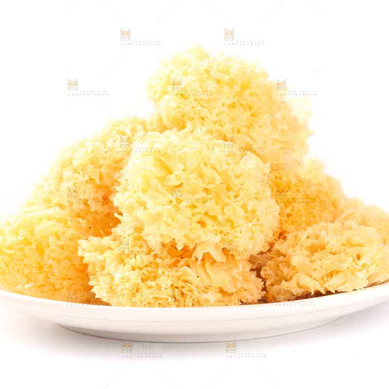 一盘雪耳放在白底上