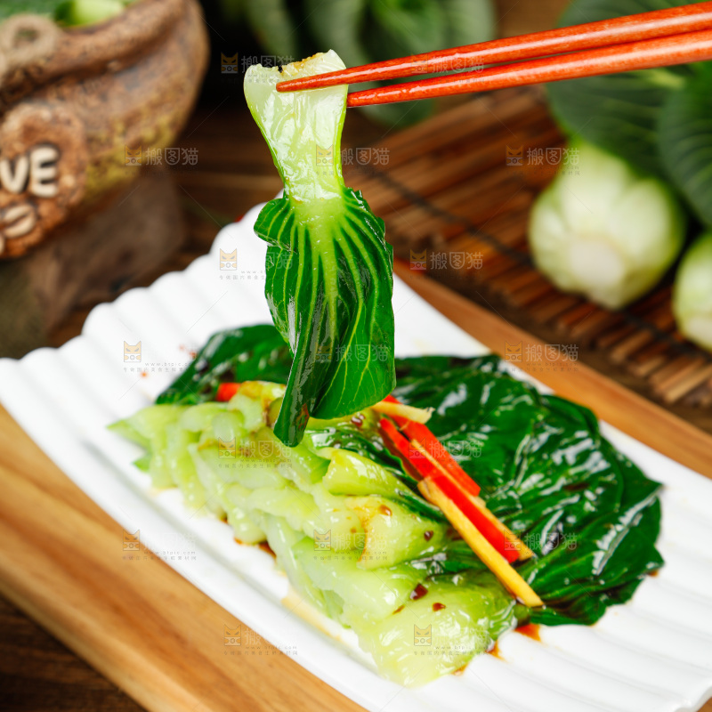 盘子里装着炒青菜